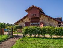 Vue extérieure de l'écomusée de la vigne et du vin - Agrandir l'image, .JPG 424,2 Ko (fenêtre modale)