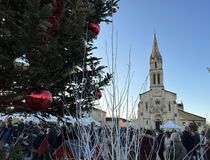 sapin et église lors de Noël - Agrandir l'image, .JPEG 1,4 Mo (fenêtre modale)