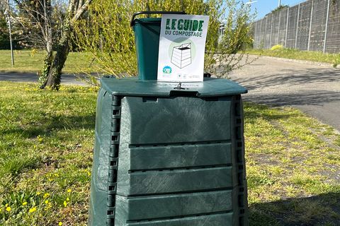 Composteur dans un jardin