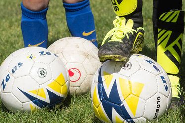Enfants jouant au foot.