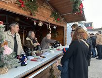 distribution de gouter au chalet de noël - Agrandir l'image, .JPEG 1,4 Mo (fenêtre modale)