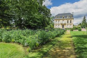 Vue extérieure du château Poumey et de ses vignes