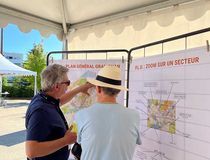 Echanges autour d'un panneau projet de Ville - Agrandir l'image, .JPG 62,8 Ko (fenêtre modale)