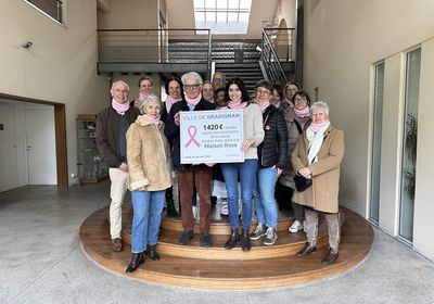 Monsieur Latour, le conseil municipal, les bénévoles remettent le chèque à la Maison RoseUp Bordeaux