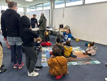 Stand de surfrider avec des enfants au sein du village animé situé dans le rez-de-chaussée du T4S. - Agrandir l'image, .JPG 146,8 Ko (fenêtre modale)