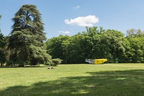 Vue du parc de Mandavit avec la prairie et le Hamac