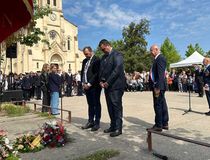 Cérémonie de commémoration de la Victoire du 8 mai 1945 place Bernard Roumégoux à Gradignan - Agrandir l'image, .JPG 112,3 Ko (fenêtre modale)