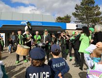 Orchestre lors de Carnaval - Agrandir l'image, .JPG 444,8 Ko (fenêtre modale)