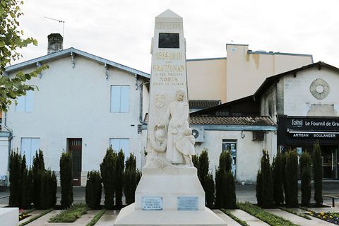 Le monument aux morts, place Bernard Roumégoux à Gradignan.