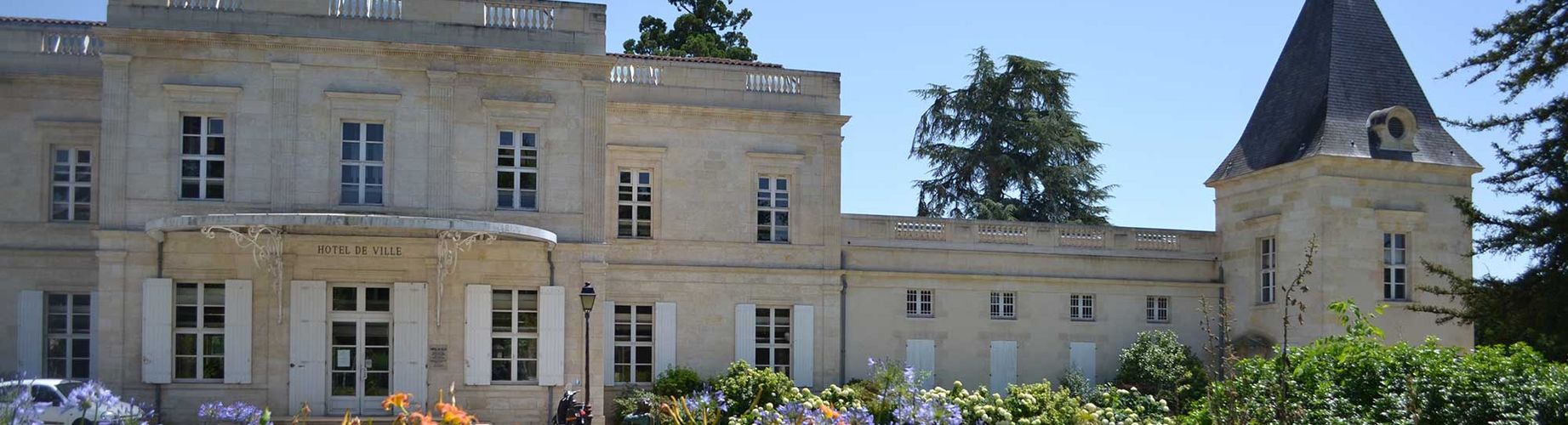 Vue extérieur de l'entrée de l'Hôtel de Ville.