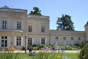 Vue extérieur de l'entrée de l'Hôtel de Ville.