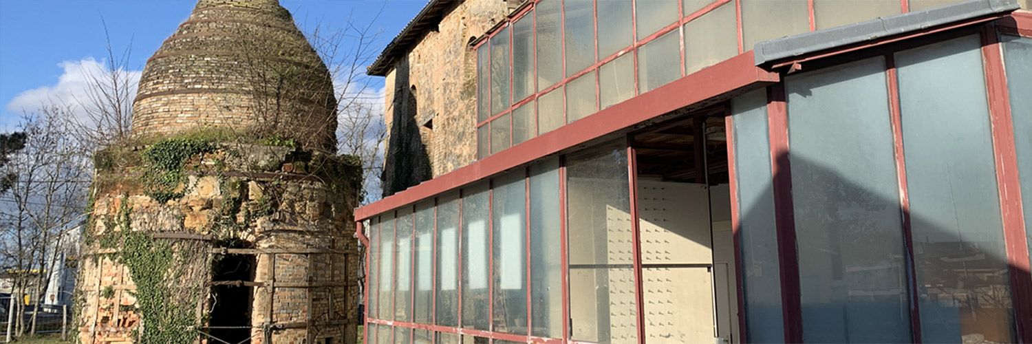 Vue extérieur du site de La Poterie et de son four bouteille.