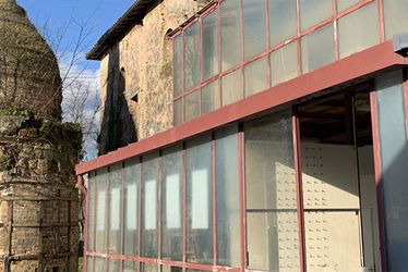 Vue extérieur du site de La Poterie et de son four bouteille.