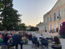 concert sur le perron de l'Hôtel de Ville - Agrandir l'image, .JPG 1,3 Mo (fenêtre modale)