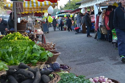 vue du marché de Gradignan, rue de Rochefort.
