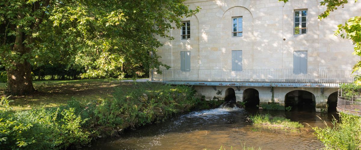 Vue extérieure du moulin de Monjous à Gradignan.