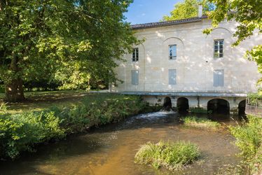 Vue extérieure du moulin de Monjous à Gradignan.